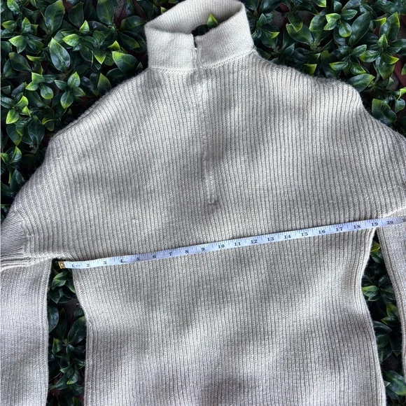 DO+BE beige knit sweater with a choker neckline and a deep V-neck - Picture 4 of 7